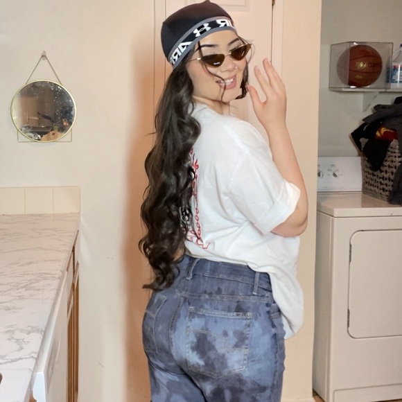 About Owner of Violet Moon 🌚 ☆ Building my empire young! - Picture 8 of 11